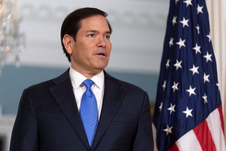 El secretario de Estado, Marco Rubio, previo a una reunión con el ministro de Relaciones Exteriores de Serbia, Marko Djuric, en el Departamento de Estado, en Washington, el miércoles 6 de agosto de 2025. (AP Foto/Mark Schiefelbein)