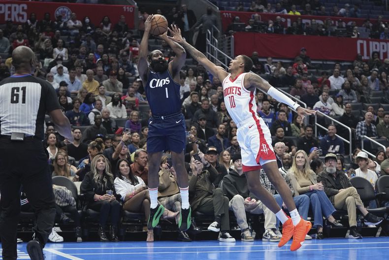 James Harden (izquierda), de los Clippers de Los Ángeles, lanza a canasta ante su rival de los Rockets de Houston Jabari Smith Jr. durante la primera mitad del juego de la NBA que enfrentó a ambos equipos en el torneo In-Season, el 17 de noviembre de 2023, en Los Ángeles. (AP Foto/Mark J. Terrill)