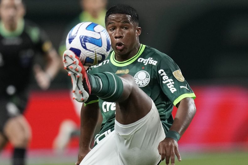 ARCHIVO - Foto del 30 de agosto del 2023, Endrick con el Palmeiras de Brasil en la Copa Libertadores en el encuentro ante el Deportivo Pereira de Colombia. (AP Foto/Andre Penner, Archivo)