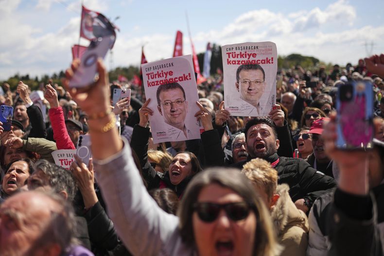 Simpatizantes de Ekrem Imamoglu, alcalde de Estambul, lanzan consignas al congregarse afuera de la Prisión Silivri, donde se realiza una audiencia sobre uno de los múltiples cargos contra Imamoglu, al oeste de Estambul, Turquía, el viernes 11 de abril de 2025. (AP Foto/Francisco Seco)