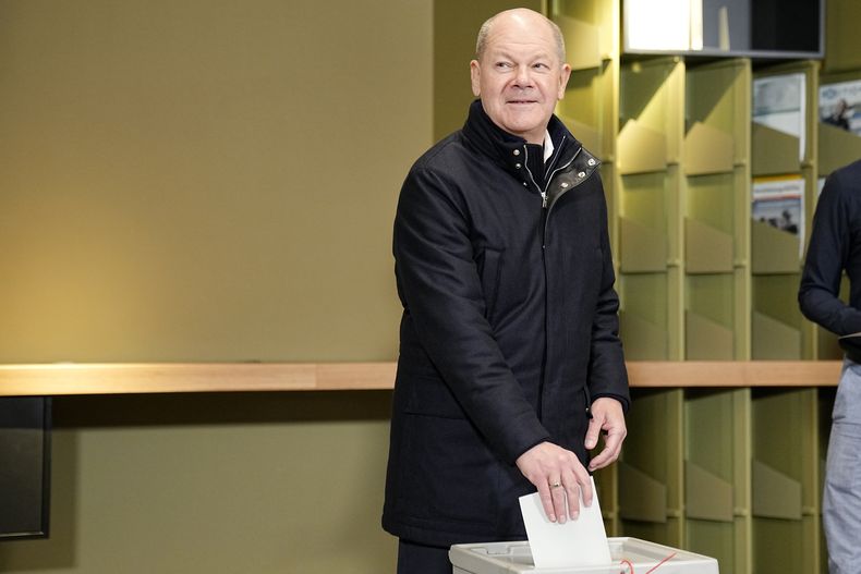 El canciller de Alemania, Olaf Scholz, deja su boleta en un centro de votación en Berlín, Alemania, el domingo 23 de febrero de 2025, durante las elecciones nacionales del país. (AP Foto/Martin Meissner)