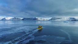 Un bote en el mar frente a Nuuk, Groenlandia, el 6 de marzo del 2025. (AP foto/Evgeniy Maloletka)