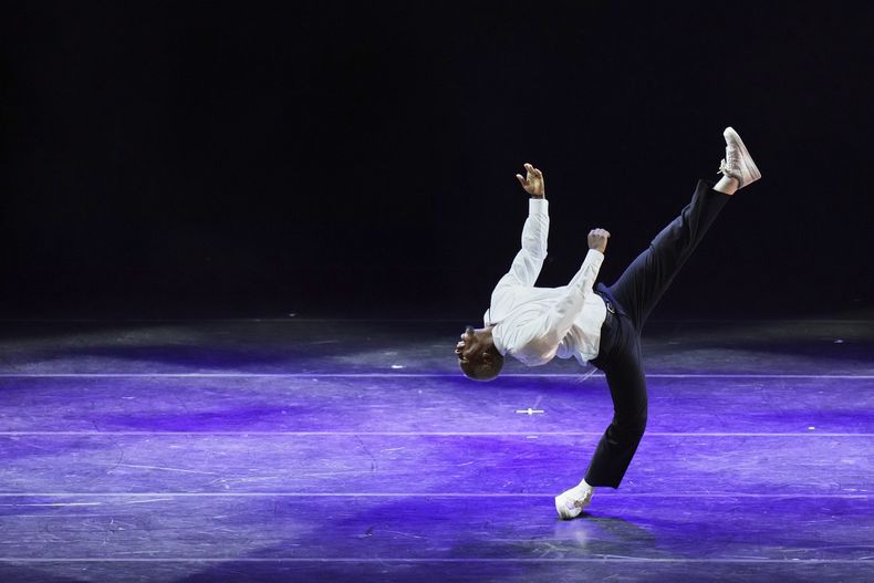 Lil Buck durante su presentación en la gala de danza Despertares en el Auditorio Nacional de la Ciudad de México, el sábado 30 de agosto de 2025. (Foto AP/Eduardo Verdugo)