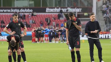 El técnico del Bayer Leverkusen Xabi Alonso junto a sus consternados jugadores tras empatar con el Holstein Klein en la Bundesliga el sábado 5 de octubre del 2024. (AP Foto/Martin Meissner)