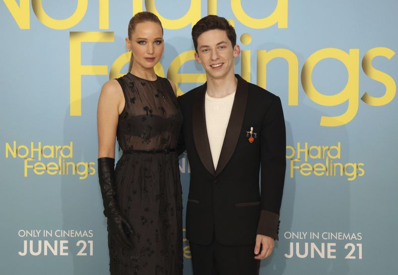 Jennifer Lawrence, izquierda, y Andrew Barth Feldman posan a su llegada al estreno de No Hard Feelings en Londres el 12 de junio de 2023. (Foto Vianney Le Caer/Invision/AP)