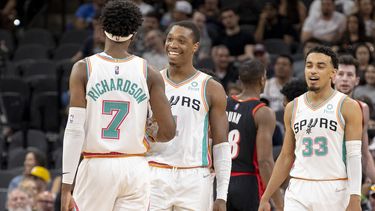 Spurs conservan 10mo sitio del Oeste; vencen a Blazers