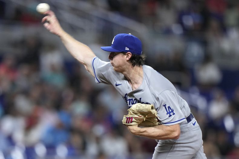 Ryan Pepiot de los Dodgers de Los Ángeles lanza durante la tercera entrada del juego de las Grandes Ligas contra los Marlins de Miami, el jueves 7 de septiembre de 2023, en Miami. (AP Foto/Wilfredo Lee)