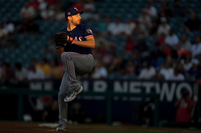 El abridor de los Rangers de Texas Max Scherzer lanza en la tercera entrada ante los Angelinos de Los Ángeles el martes 9 de julio del 2024. (AP Foto/Ryan Sun)