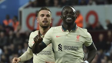 Liverpool vence 2-1 al Villa, iguala al City en la cima