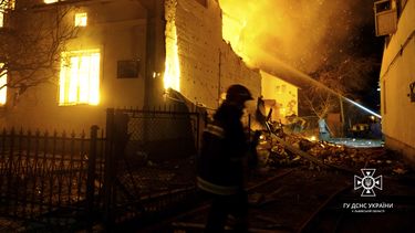 En esta imagen proporcionada por el Servicio de Emergencias de Ucrania, los bomberos trabajan para sofocar un incendio tras un ataque con drones rusos, en Dublyany, en la región de Leópolis, Ucrania, el 1 de enero de 2024. (Servicio de Emergencias de Ucrania vía AP)
