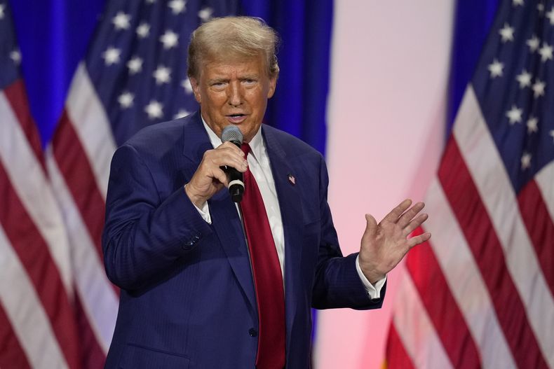 El expresidente Donald Trump, candidato presidencial republicano, habla durante una conferencia con la exrepresentante demócrata Tulsi Gabbard, el jueves 29 de agosto de 2024, en La Crosse, Wisconsin (AP/Charlie Neibergall)