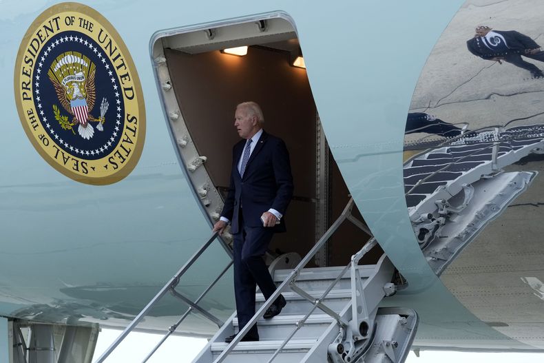 El presidente Joe Biden baja las escaleras del Air Force One en el Aeropuerto Internacional John F. Kennedy en Nueva York, el 17 de septiembre de 2023. (Foto AP/Susan Walsh, Archivo)