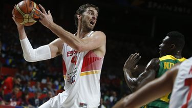 americateve | Pau Gasol, de la selecci&oacute;n espa&ntilde;ola, se prepara para lanzar un pase durante el partido del s&aacute;bado 6 de septiembre de 2014 contra Senegal, correspondiente a los octavos de final de la Copa del Mundo de Baloncesto, en Madrid (AP Foto/An