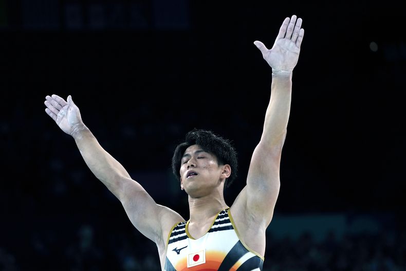El japonés Daiki Hashimoto tras su rutina en el caballo con arcos de la competencia de equipos de la gimnasia artística de los Juegos Olímpicos de París, el lunes 29 de julio de 2024. (AP Foto/Francisco Seco)