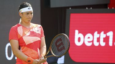 Ons Jabeur reacciona durante el partido contra Jule Niemeier en la primera ronda del torneo de Berlín, el jueves 20 de junio de 2023. (Wolfgang Kumm/dpa vía AP)