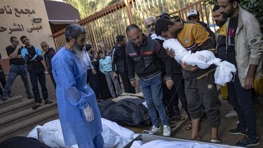 Palestinos lloran a parientes fallecidos en un bombardeo israelí sobre la Franja de Gaza, en el hospital de Jan Yunis, el sábado 18 de noviembre de 2023. (AP Foto/Fatima Shbair)