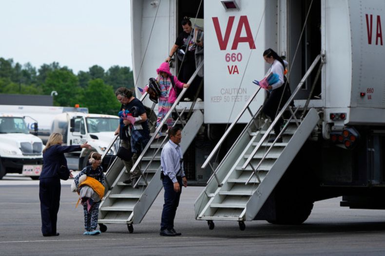 ARCHIVO - Refugiados afrikáners procedentes de Sudáfrica llegan el 12 de mayo de 2025 al Aeropuerto Internacional de Dulles, en Virginia. (Foto AP/Julia Demaree Nikhinson, Archivo)