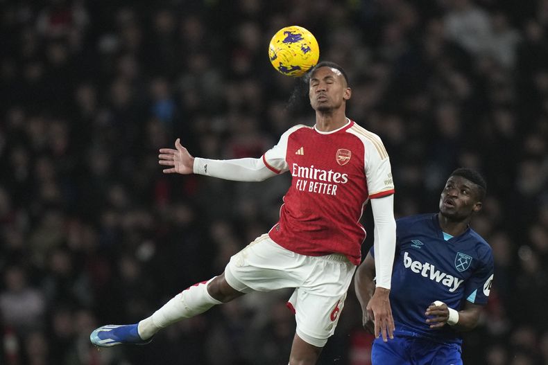 Gabriel West, del Arsenal, salta en busca de un balón frente a Mohammed Kudus, del West Ham, en el partido disputado el 28 de diciembre de 2023 (AP Foto/Alastair Grant)