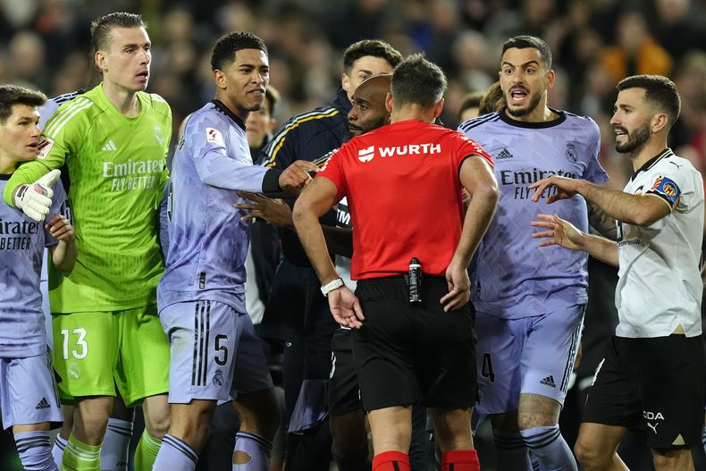 Jude Bellingham (tercero a la izquierda) del Real Madrid luego que le anularon un gol en el partido contra el Valencia en la Liga española, el sábado 2 de marzo de 2024. (AP Foto/José Bretón)
