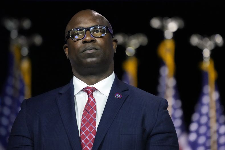 ARCHIVO - El representante Jamaal Bowman, demócrata por Nueva York, escucha a otros colegas oradores antes de un mensaje del presidente Joe Biden en el lugar sobre el límite de la deuda en el Colegio Comunitario SUNY Westchester, en Valhalla, Nueva York, el miércoles 10 de mayo de 2023. (AP Foto/John Minchillo, Archivo)