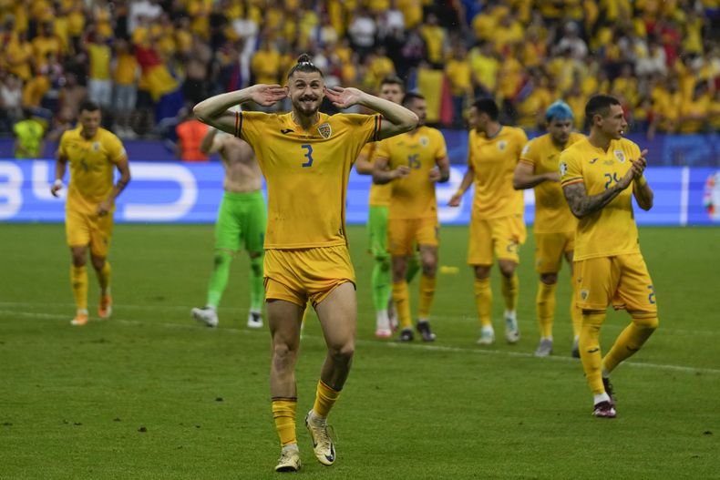 El rumano Radu Dragusin celebra a final del encuentro del Grupo E ante Eslovaquia en Frankfurt, Alemania el miércoles 26 de junio del 2024. (AP Foto/Themba Hadebe)