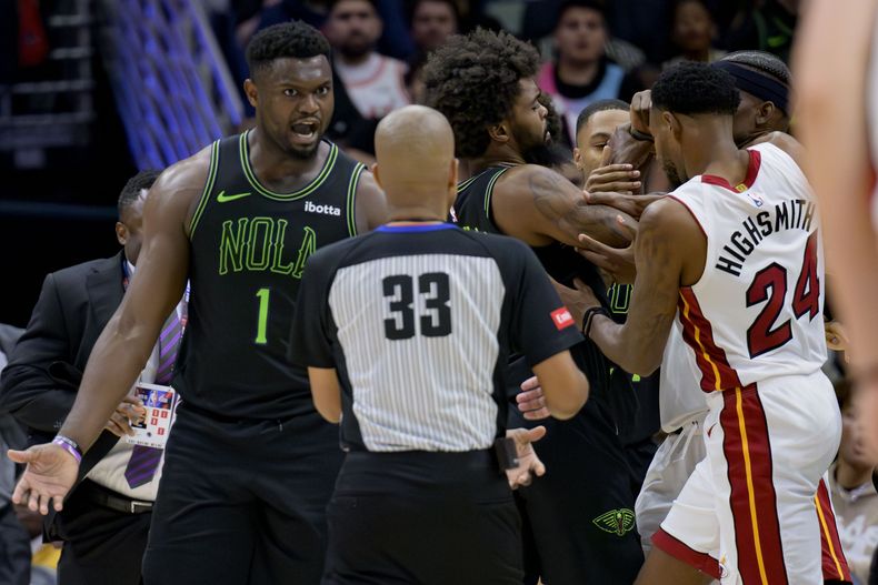 Zion Williamson, alero de los Pelicans de Nueva Orleáns, discute con el árbitro en medio de una riña ante el Heat de Miami, el viernes 23 de febrero de 2024 (AP Foto/Matthew Hinton)