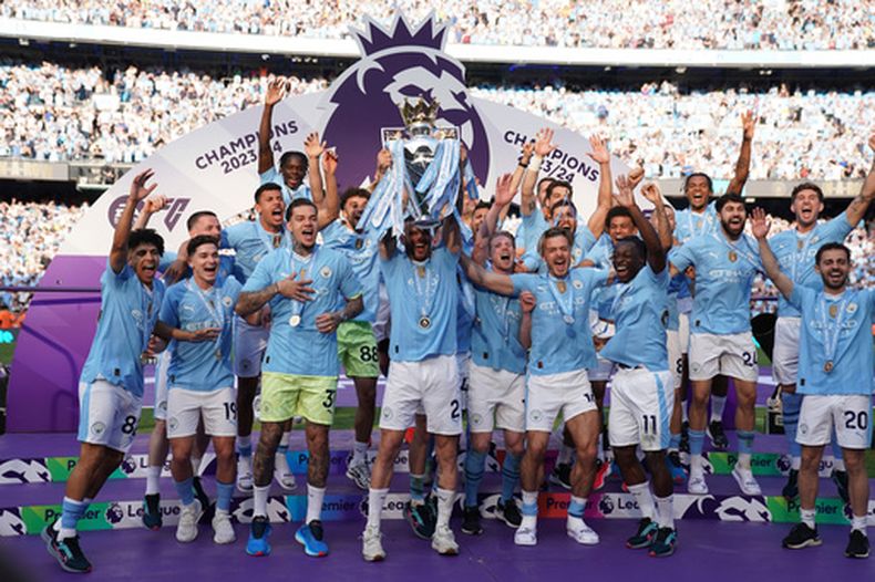 ARCHIVO - Foto del 19 de mayo del 2024, jugadores del Manchester City celebran al conquistar el título de la Liga Premier al vencer al West Ham. (AP Foto/Dave Thompson, Archivo)