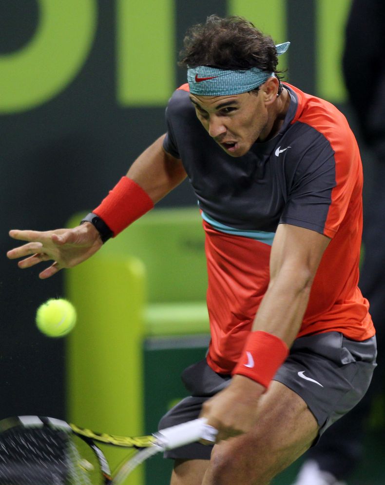 El espa&ntilde;ol Rafael Nadal devuelve una pelota lanzada por el alem&aacute;n Peter Gojowczyk en el juego de semifinal del Abierto de Doha que Nadal gan&oacute; para avanzar a la final del torneo el viernes 3 de enero de 2014. (Foto de AP/Osama Faisal)