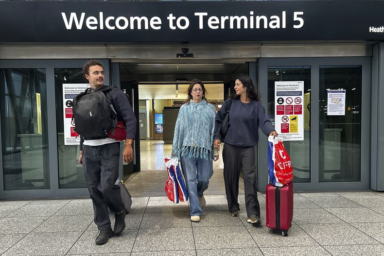 Viajeros llegan a la terminal 5 del aeropuerto de Heathrow tras la reanudación de los vuelos luego de un incendio que cortó el suministro de electricidad al aeródromo más transitado de Europa, en Londres, el 22 de marzo de 2025. (AP Foto/Kirsty Wigglesworth)