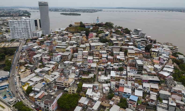 En la imagen, vista de las viviendas del vecindario de Santa Ana, en Guayaquil, Ecuador, el 1 de octubre de 2023, además del puente que conecta Guayaquil y Durán (arriba, derecha). (AP Foto/Rodrigo Abd)