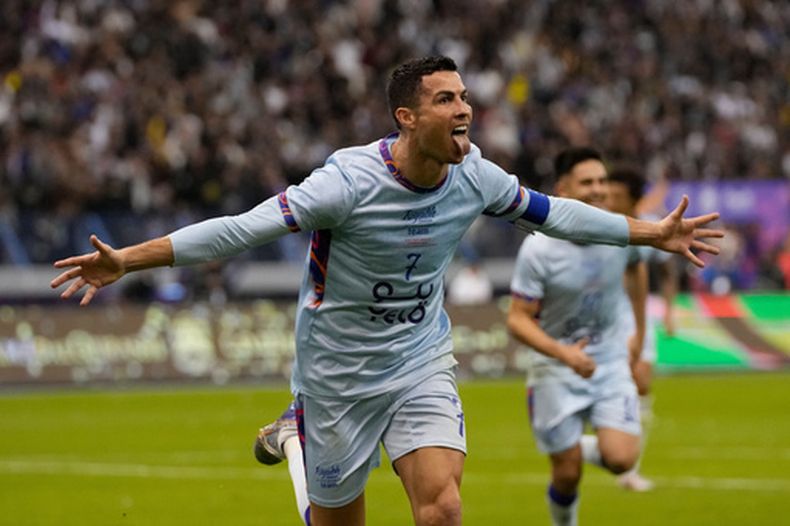 ARCHIVO - Cristiano Ronaldo celebra tras marcar un gol para Al Nassr, el 19 de enero de 2023, en Riad, Arabia Saudí. (AP Foto/Hussein Malla)
