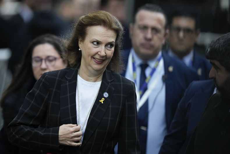 Archivo - La ministra de Relaciones Exteriores de Argentina, Diana Mondino, llega a una ceremonia por el 30 aniversario del atentado a la AMIA que mató a 85 personas en Buenos Aires, Argentina, el 18 de julio de 2024. El presidente argentino, Javier Milei, echó a Mondino de la cancillería el 30 de octubre de 2024 y anunció como su reemplazo al embajador en Estados Unidos. (Foto AP/Natacha Pisarenko, Archivo)