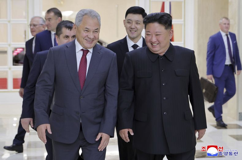 En esta imagen proporcionada por el gobierno norcoreano, el líder norcoreano Kim Jong Un, delante a la derecha, junto al secretario del Consejo de Seguridad de Rusia, Sergei Shoigu, a la izquierda, en la sede del Partido de los Trabajadores, que gobierna el país, en Pyongyang, Corea del Norte, el martes 17 de junio de 2025. No se dio acceso a periodistas independientes para cubrir el evento mostrado en esta imagen publicada por el gobierno norcoreano. La imagen se distribuye como se recibió. La marca de agua es de la Agencia Central de Noticias de Corea. (Agencia Central de Noticias de Corea/Korea News Service via AP)