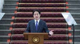 En esta imagen, distribuida por la Oficina Presidencial de Taiwán, el presidente, Lai Ching-te, ofrece una conferencia de prensa tras una reunión luego del anuncio de aranceles de Trump a sus socios comerciales, en Taipéi, el 14 de febrero de 2025. (Oficina Presidencial de Taiwán vía AP)