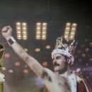 ARCHIVO -La corona distintiva de Freddie Mercury usada durante la gira Magic, exhibida en la casa de subastas de Sothebys en Londres, el jueves 3 de agosto de 2023. Un brazalete de serpiente plateado de estilo victoriano que Freddie Mercury usó en el video de Bohemian Rhapsody se vendió por 698.500 libras (881.000 dólares), el precio más alto pagado por una joya propiedad de una estrella de rock. Un comprador ofreció 635.000 libras (801.500 dólares) por la corona y la capa que la acompañaban. (Foto AP/Kirsty Wigglesworth, archivo)
