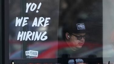Se crean 372.000 empleos en EEUU; una señal de resiliencia