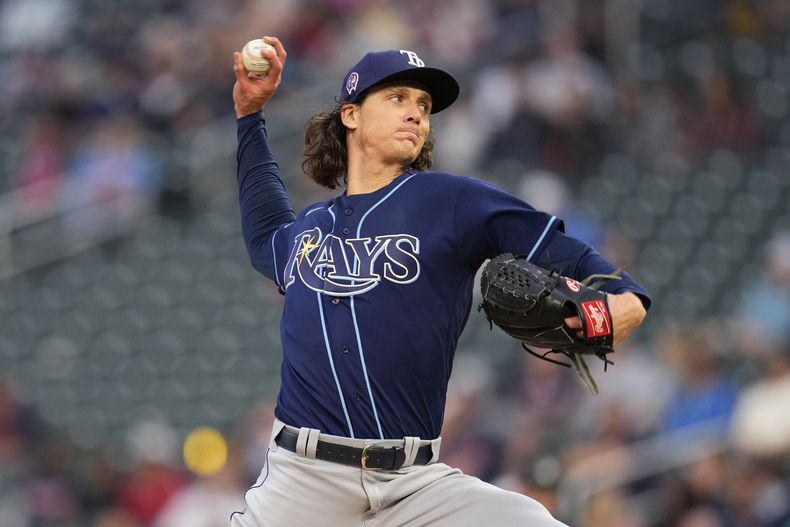 Tyler Glasnow de los Rays de Tampa Bay lanza ante los Mellizos de Minnesota, el lunes 11 de septiembre de 2023, en Minneapolis. (AP Foto/Abbie Parr)