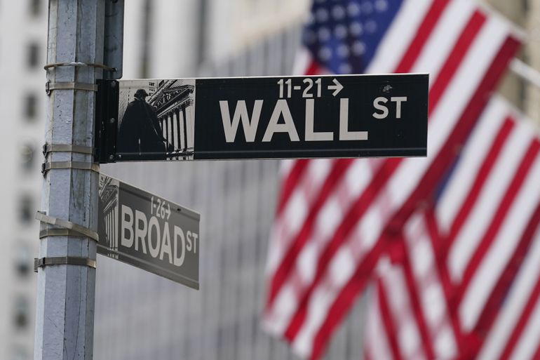 Wall Street abre en baja ante caída de precios del petróleo