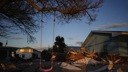 Un columpio infantil aún cuelga en un árbol, rodeado por escombros de iviendas desruidas por el huracán Milton, en Cayo Manasota, Florida, el sábado 12 de octubre de 2024. (AP Foto/Rebecca Blackwell)