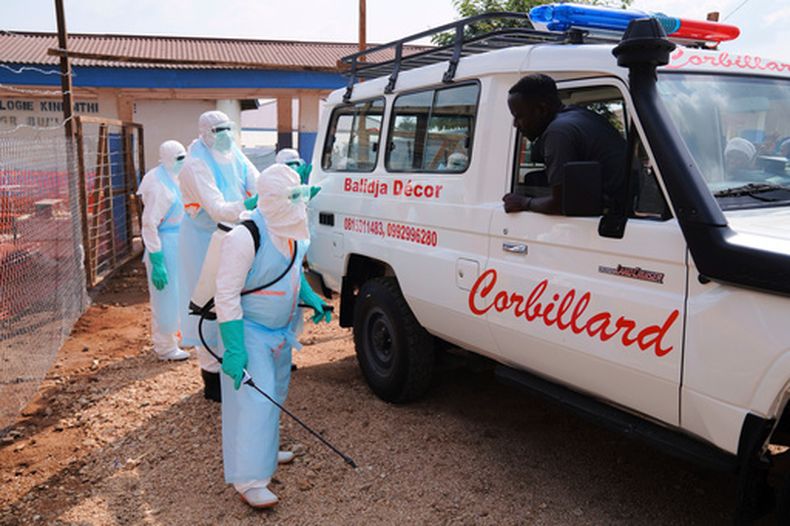 Trabajadores sanitarios desinfectan una ambulancia en el Centro de Tratamiento de Ébola del Hospital General de Bunia, en Ituri, República Democrática del Congo, el 22 de julio de 2026. (AP Foto/Dirole Lotsima Dieudonne)