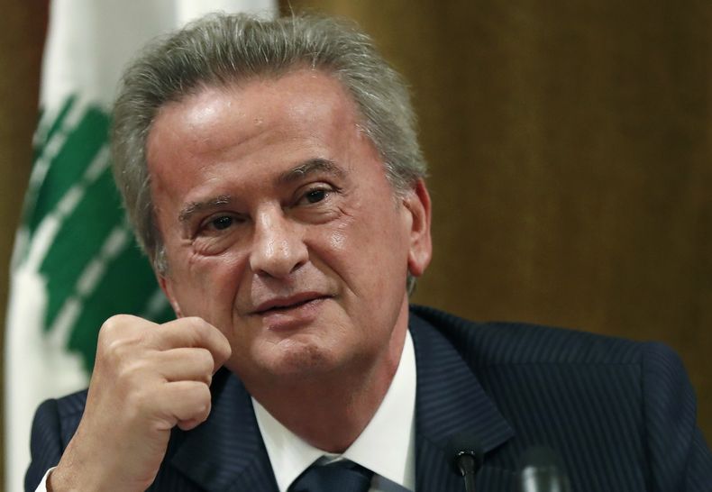 El gobernador del Banco Central de Líbano, Riad Salameh, durante una conferencia de prensa en Beirut, el 11 de noviembre de 2019. (AP Foto/Hussein Malla, Archivo)