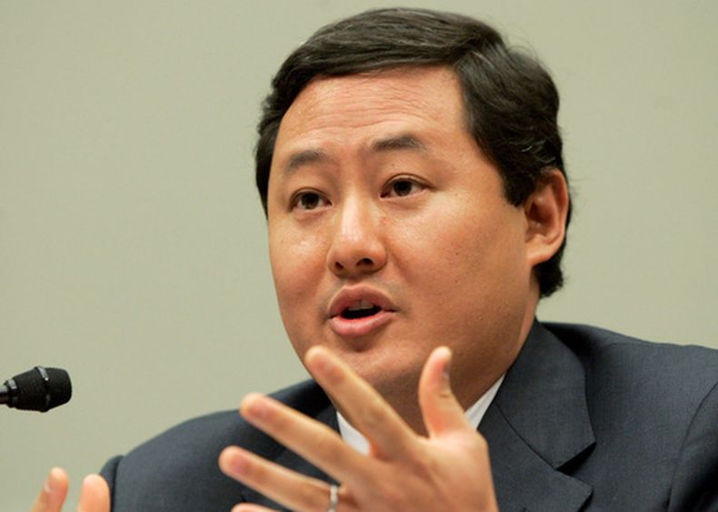 ARCHIVO - John Yoo, profesor de Derecho de la Universidad de California en Berkeley, testifica en el Capitolio en Washington, el 26 de junio de 2008. (AP Foto/Susan Walsh, Archivo)
