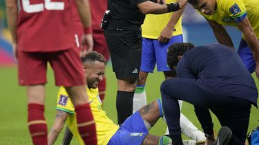 Neymar se lesiona tobillo en victoria de Brasil