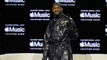 Usher posa en una conferencia de prensa previa al Super Bowl 58 de la NFL el jueves 8 de febrero de 2024, en Las Vegas. Usher se presentará durante el espectáculo de medio tiempo del Super Bowl. (Foto AP/John Locher)