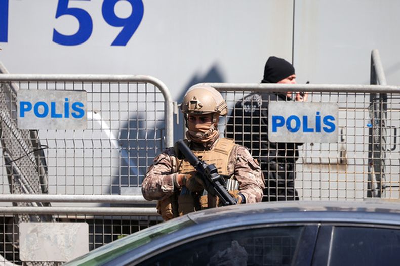 La presencia policial cerca del consulado israelí en Estambul, Turquía, el 7 de abril del 2026. (Omer Hamza Yildiz/DIA Photo via AP)