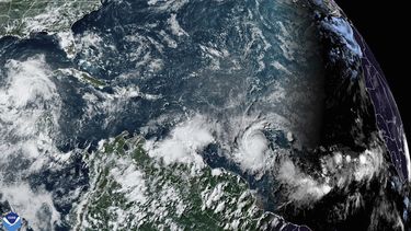 Esta imagen satelital de la Oficina Nacional de Administración Oceánica y Atmosférica (NOAA, por sus siglas en inglés), tomada el sábado 29 de junio de 2024 a las 4:20 de la tarde tiempo del este de Estados Unidos, muestra al huracán Beryl, al centro abajo, sobre el océano Atlántico mientras se dirige hacia el sureste del Caribe. (NOAA vía AP)