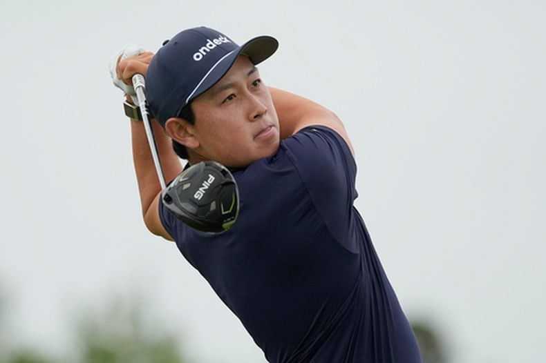 Dylan Wu observa su tiro de salida en el hoyo 13 durante la primera ronda del Abierto de Estados Unidos de Golf, en el Club de Golf Shinnecock Hills, el jueves 18 de junio de 2026, en Southampton, Nueva York. (AP Foto/George Walker IV)
