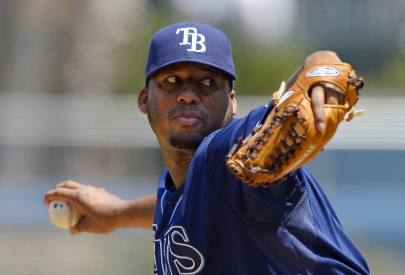 El pitcher de los Rays de Tampa Bay, Roberto Hern&aacute;ndez, lanza contra los Dodgers de Los Angeles el 10 de agosto de 2013 en Los Angeles. Hern&aacute;ndez pact&oacute; con los Filis de Filadelfia el 18 de diciembre. (AP Photo/Mark J. Terrill, File)