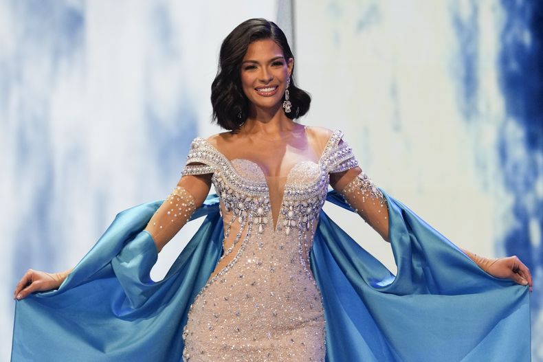 Miss Nicaragua Sheynnis Palacios en la ronda de traje de noche de la 72a edición de Miss Universo en San Salvador, El Salvador, el sábado 18 de noviembre de 2023. (Foto AP/Moisés Castillo)