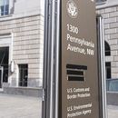 Un letrero indica el nombre de las agencias gubernamentales presentes en el Edificio Ronald Reagan, incluyendo la sede de la USAID, cuyo nombre aparece tapado, el 7 de febrero de 2025, en Washington. (AP Foto/Manuel Balce Ceneta)